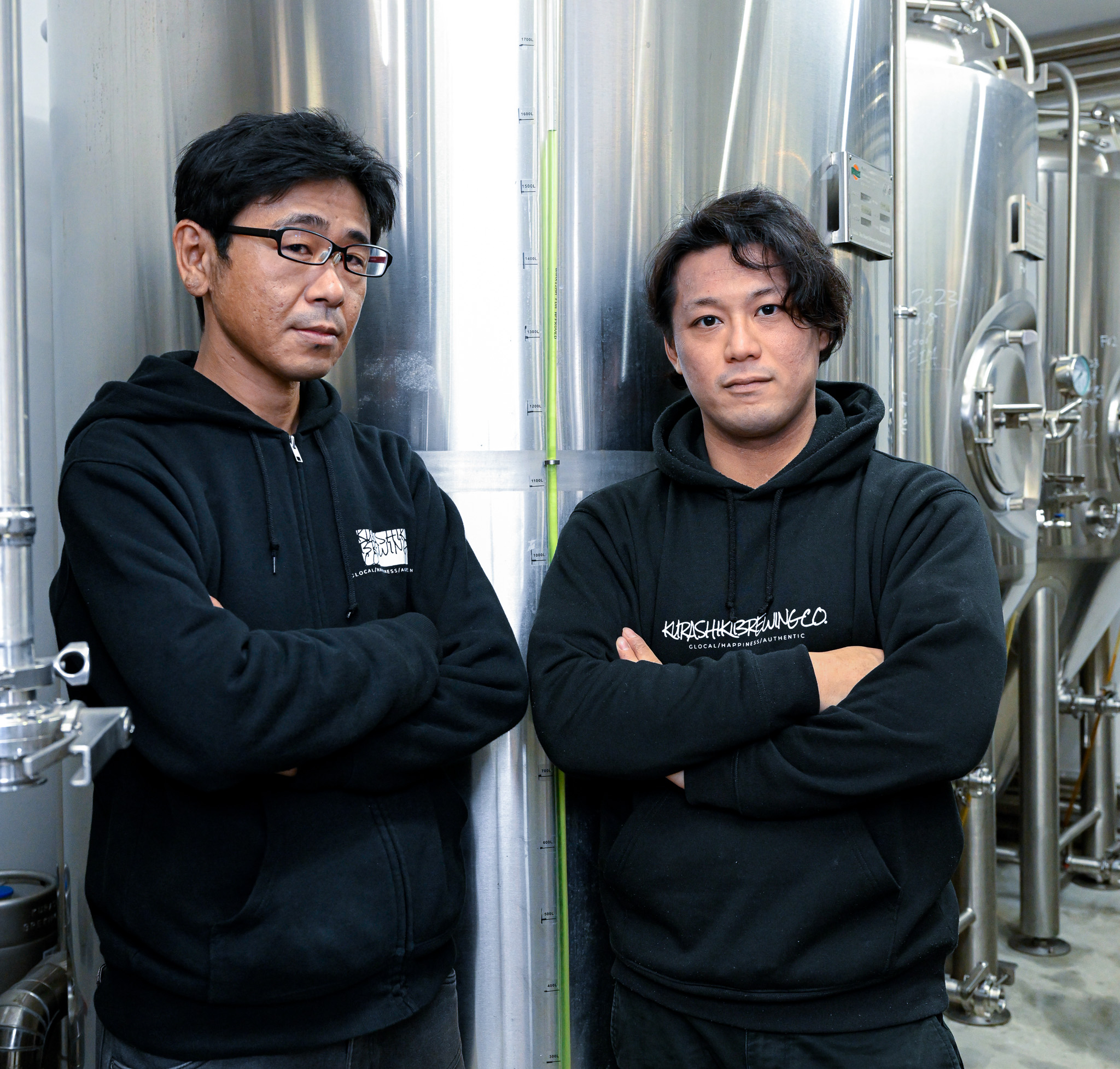 KURASHIKI BREWING CO.の醸造担当、赤木圭佑さん（右）
